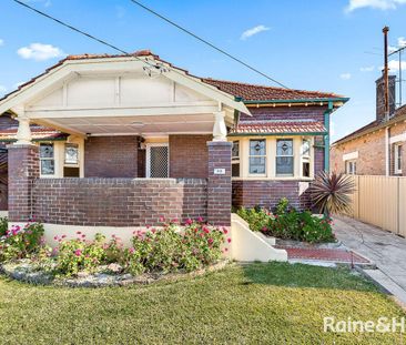 Stylish 4 Bedroom Home with Large Sunny Backyard - Photo 3