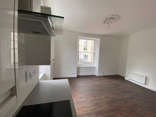1 Bed Flat, Apsley Road, BS8 - Photo 1