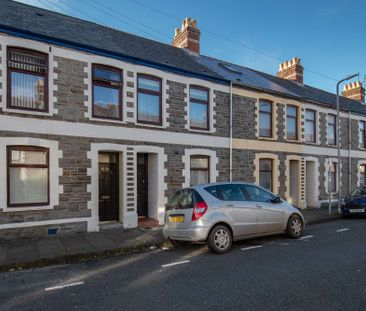 Modern kitchen and large living area - Photo 2