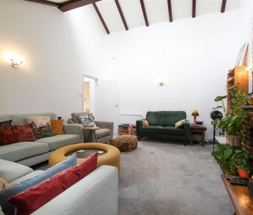 5 bedroom detached bungalow to rent - Photo 1