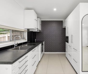 Modern Boutique Townhome Living in Prime Coorparoo Location - Photo 2