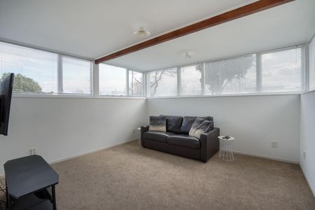 Three bedroom low-maintenance home - Photo 2
