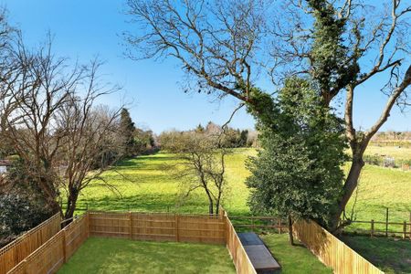 4 bedroom end of terrace house to rent - Photo 2