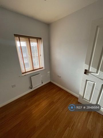 3 bedroom semi-detached house to rent - Photo 3