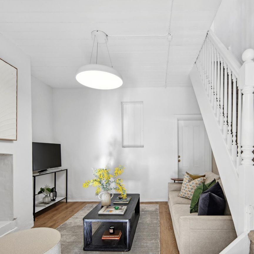 Harbourside terrace with a leafy garden oasis - Photo 1