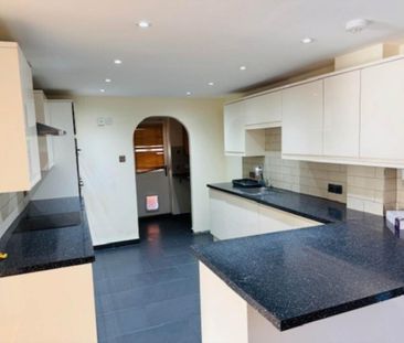 4 bedroom semi-detached house to rent - Photo 5