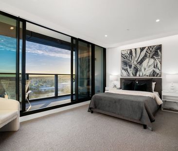 Unparalleled Luxury and Refinement with Panoramic Views - Photo 3