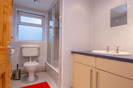 Stylish, contemporary six bed property - Photo 4