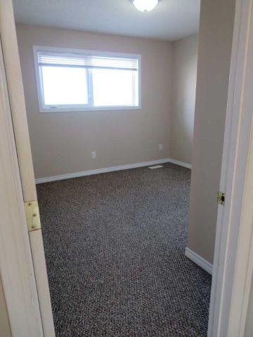 5524 49 Avenue 3 Lloydminster, SK S9V 0V4 - Photo 4