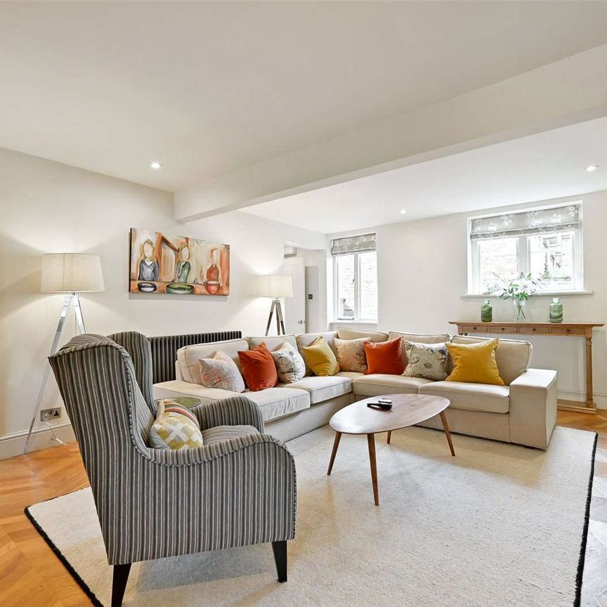 A beautifully presented former coach house - Photo 1