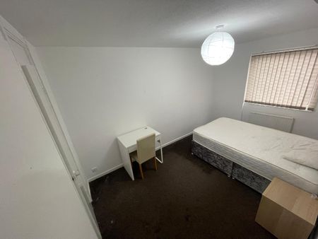 Room in a Shared House, Maple Close, M6 - Photo 5