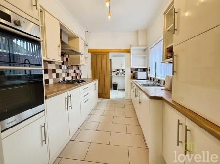 3 bedroom Detached house To Let - Photo 5