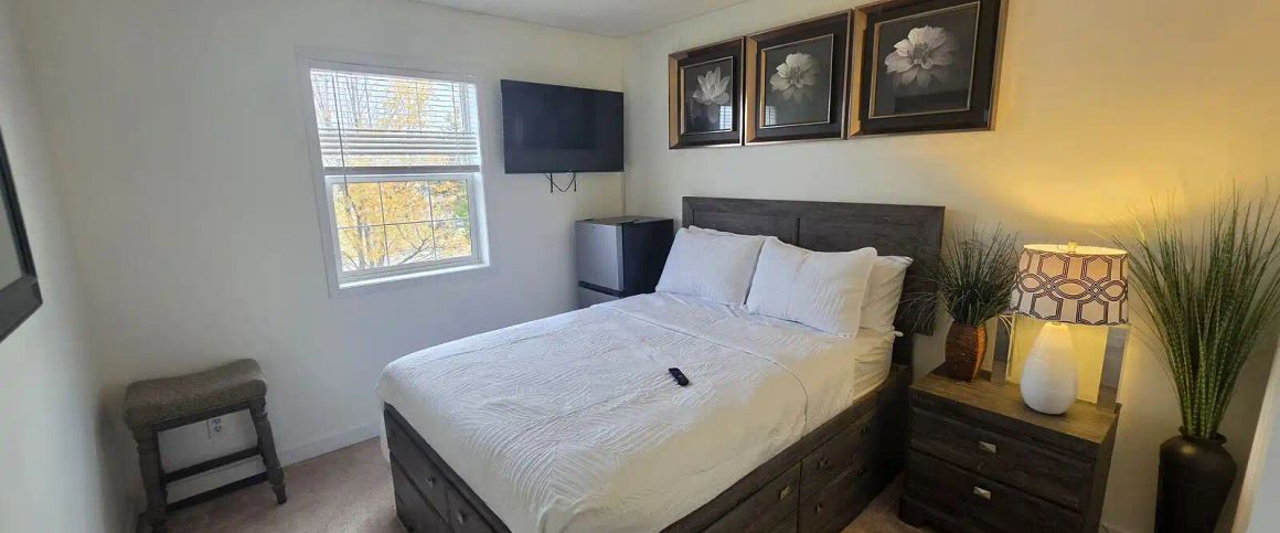 Fully Furnished Room ln Deep South, (Somerset) (LGBTQ Home) — 1 Bedroom+ Den Room For Rent - Photo 1