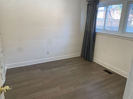 For Lease - 20 Shrewsbury Square, Toronto, Ontario - Photo 4