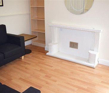 4 bedroom end of terrace house to rent - Photo 1