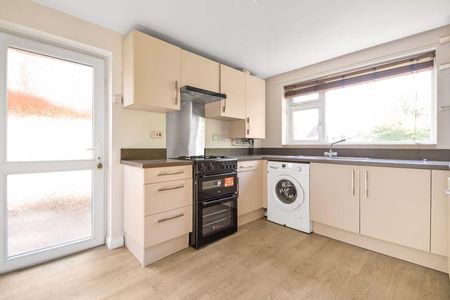 4 bedroom detached house to rent - Photo 3