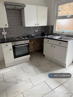 2 bedroom end of terrace house to rent - Photo 1