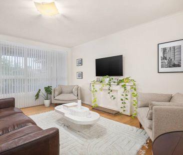 AMAZING LOCATION | UPDATED UNIT | QUIET BLOCK - Photo 2