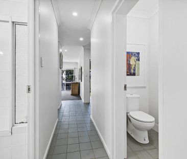 Top floor beachfront apartment, elevated ocean outlook. - Photo 4