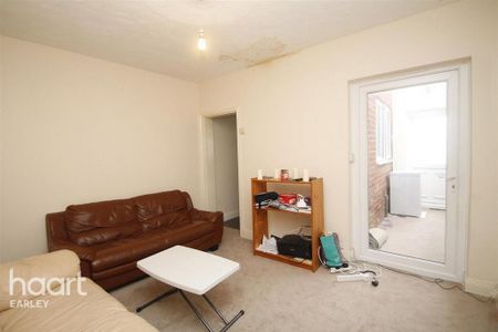 3 bedroom end of terrace house to rent - Photo 2