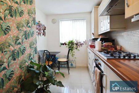 3 bedroom end of terrace house to rent - Photo 4