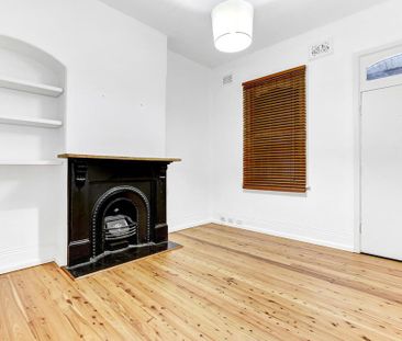 Charming single-level home with rear lane access to parking - Photo 3