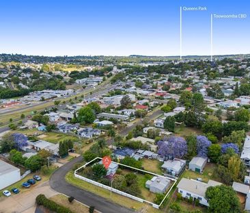Classic Queenslander with a LARGE shed! - Photo 6