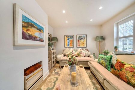 Absolutely charming, interior designed 4 bedroom house, set in mature gardens. - Photo 4