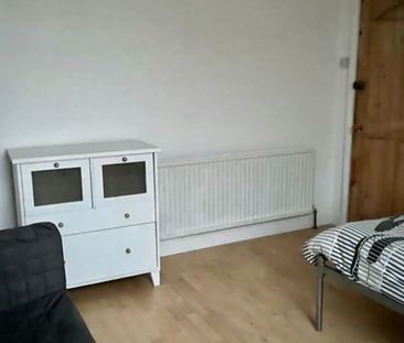 Room in a Shared Flat, Santley Street, SW4 - Photo 3