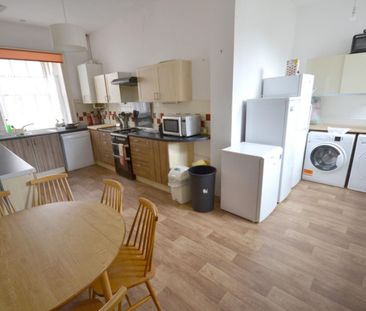 2 bedroom Flat To Let - Photo 3
