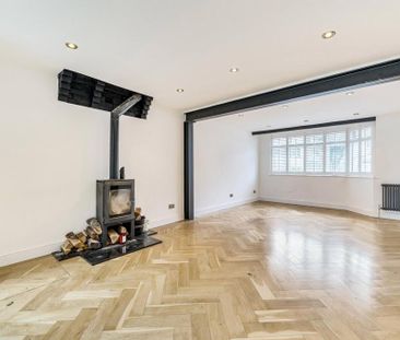 4 bedroom end of terrace house to rent - Photo 2