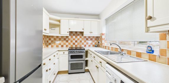 Inglewood Avenue, Camberley Inglewood Avenue, Camberley - Photo 2