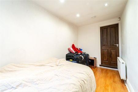 4 bedroom end of terrace house to rent - Photo 3