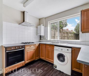 St Benets Grove - Photo 3