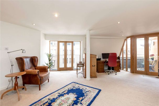 Handsome three storey, unfurnished, four en-suite bedroom mews house with integrated garage. - Photo 1