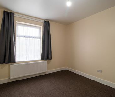 1 Bed Flat, Hickling Road, IG1 - Photo 3