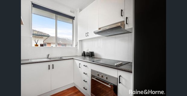 Bright Beachside Apartment - Photo 1