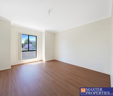 Large 3 Bedroom Townhouse - Photo 1