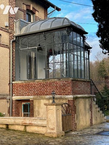 Une maison bourgeoise élevée sur sous sol. - Photo 3