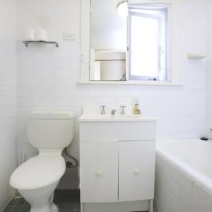 Bright One-Bedroom Apartment in Prime Beachside Location - Photo 3