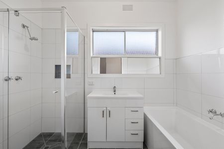 Effortless Living in a Well-Located Keilor East Home - Photo 5