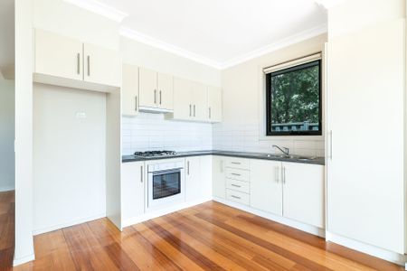 Great Location – Stylish Townhouse Living - Photo 3