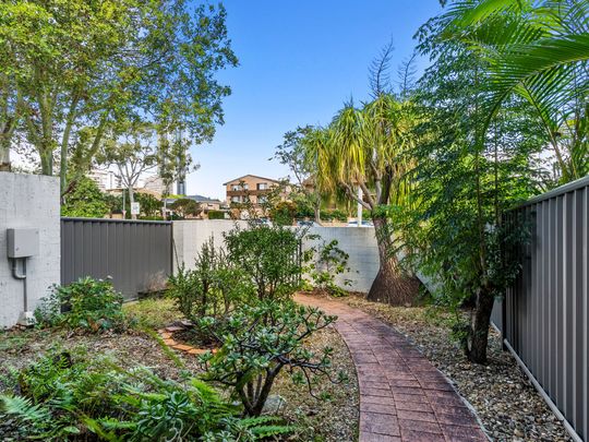 Cosy Apartment in the Heart of Broadbeach Waters - Photo 1
