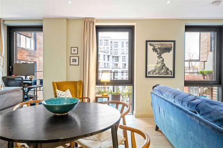 Two double bedroom upper floor apartment set within a secure modern development just moments from Angel and Old Street stations. - Photo 3