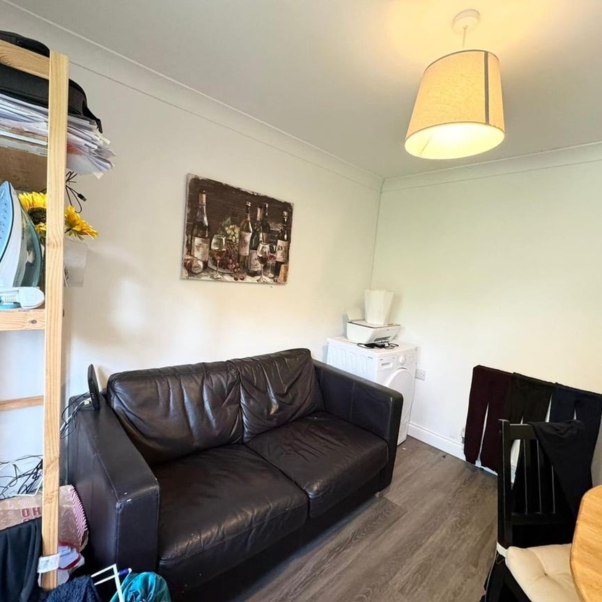 Room in a Shared House, Cedar Road, SO14 - Photo 1