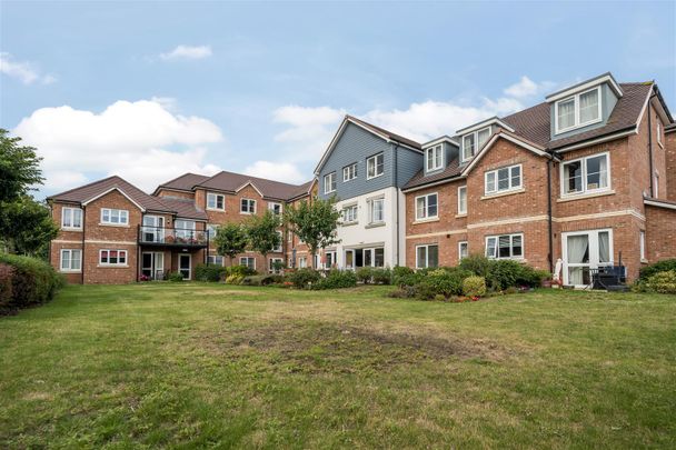 Astonia Lodge, Stevenage - Photo 1