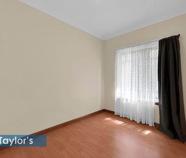 2010 BUILT FAMILY HOME THAT'S SURE TO PLEASE - Photo 2