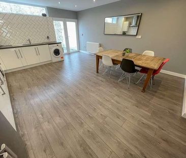 Pownall Square, L3 - Photo 1