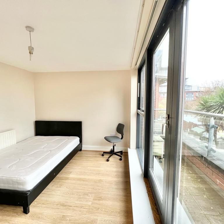 1 bedroom in a house share to rent - Photo 1