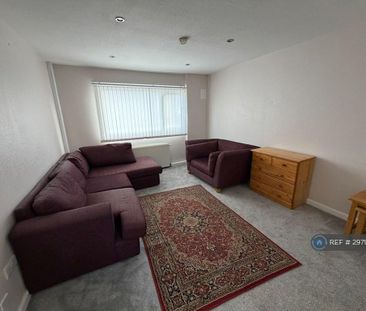 1 bedroom in a flat share to rent - Photo 2